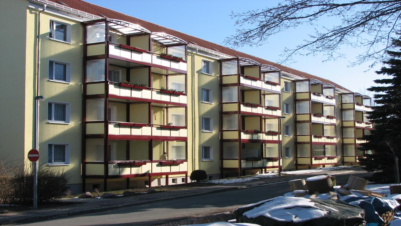 Ansicht Front Wohnhaus mit 1, 2, 3, und 4 Raumwohnungen in Lichtenstein im Grünen