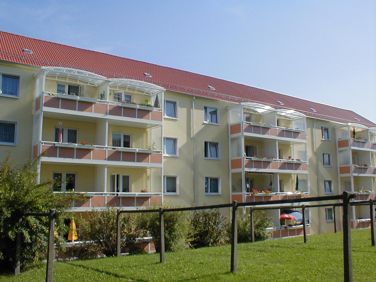 Wohnungen zur Vermietung in Lichtenstein - sonnige Ansicht des Wohnhauses mit Rasenfläche